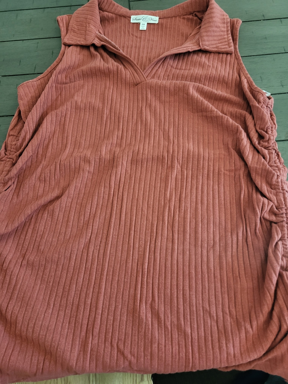 Stem And Vine Ribbed V-Neck Sleeveless Top — Dusty Rose